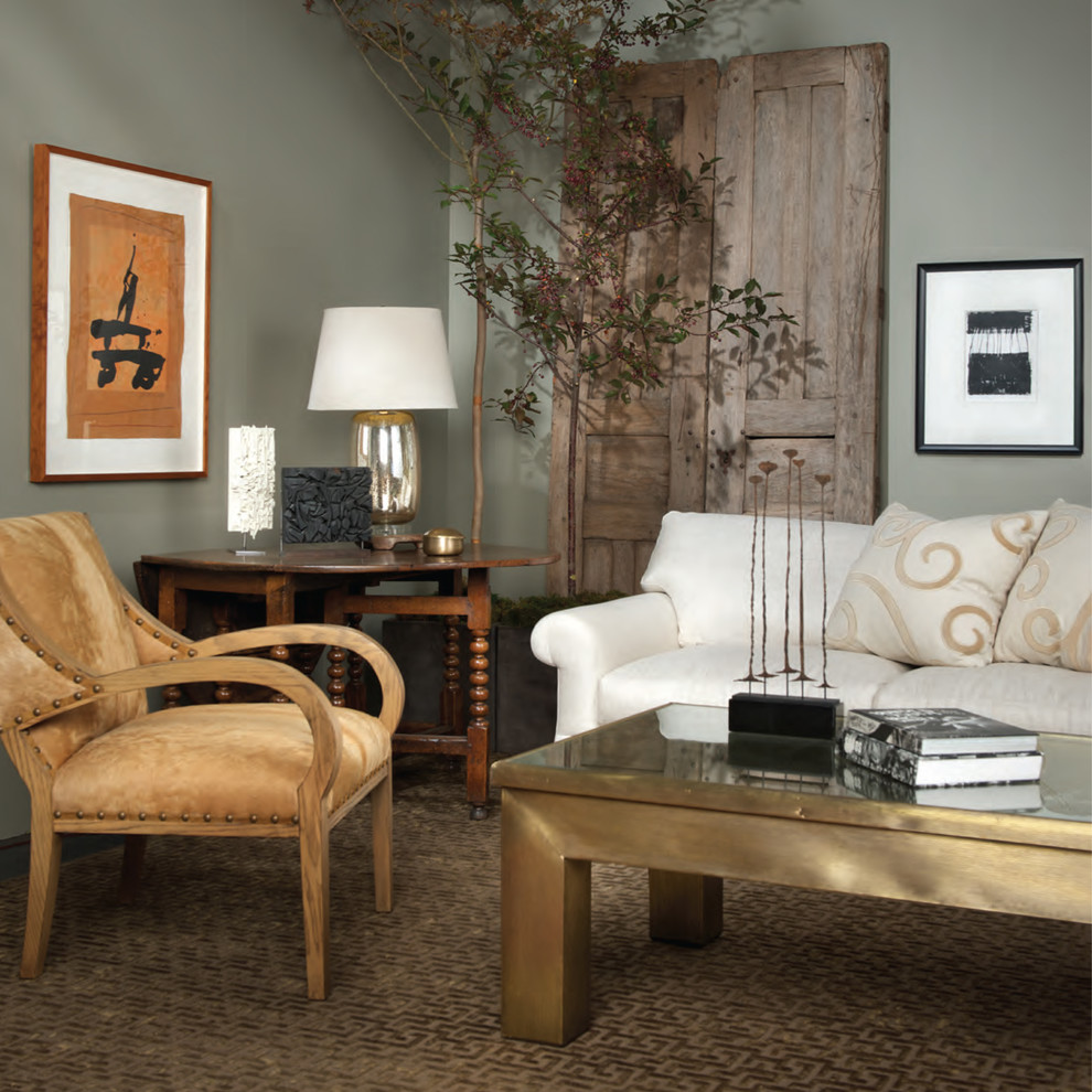 Diseño de sala de estar abierta ecléctica de tamaño medio sin chimenea y televisor con paredes grises, moqueta y suelo marrón