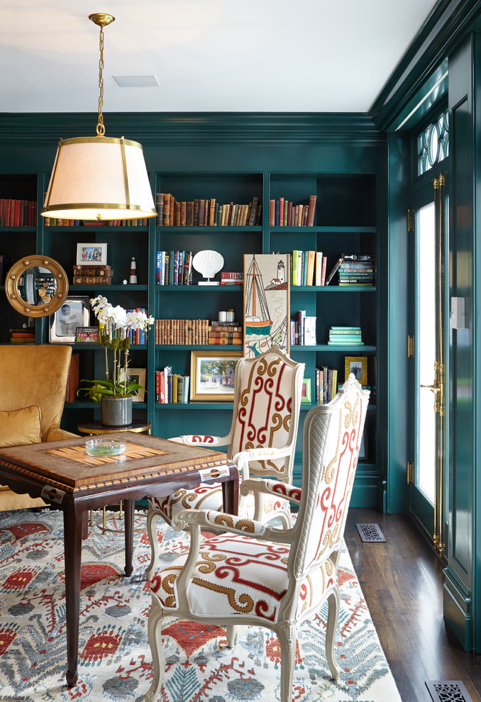 Modelo de sala de estar con biblioteca cerrada clásica grande sin chimenea con suelo de madera oscura, paredes azules y suelo marrón