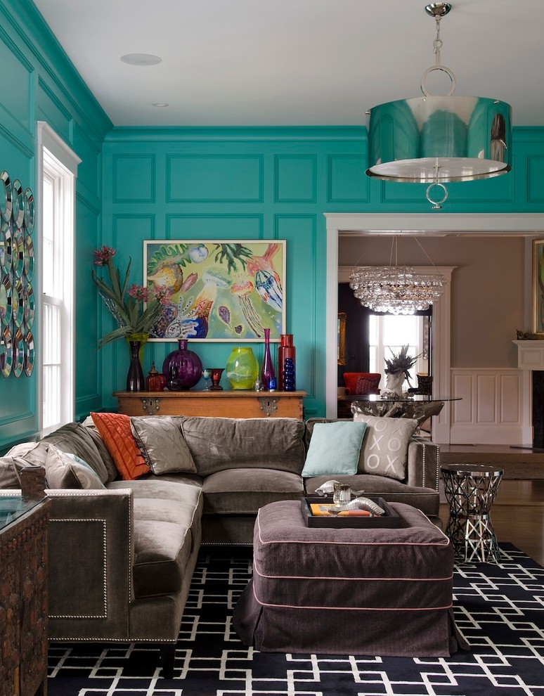 Идея дизайна: большая открытая гостиная комната в стиле неоклассика (современная классика) с синими стенами и ковровым покрытием без камина, телевизора