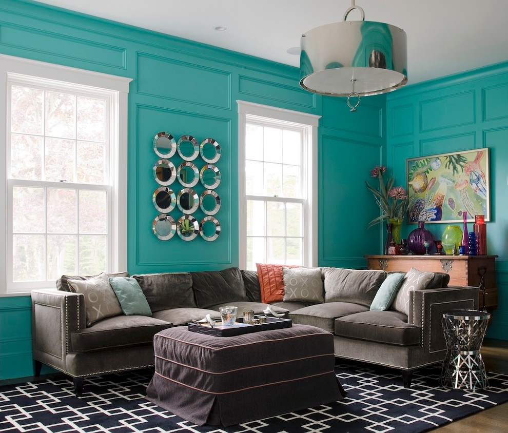 Diseño de sala de estar abierta clásica renovada grande sin chimenea y televisor con suelo de madera oscura y paredes azules