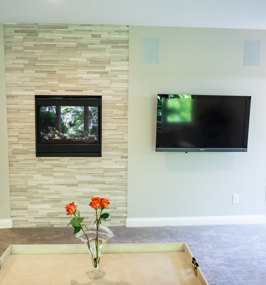 Diseño de sala de estar abierta moderna grande con paredes beige, moqueta, todas las chimeneas, marco de chimenea de piedra y televisor colgado en la pared