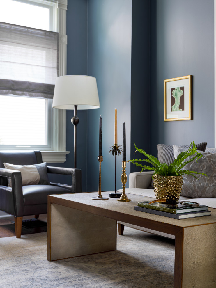Свежая идея для дизайна: маленькая изолированная гостиная комната в стиле неоклассика (современная классика) с синими стенами, паркетным полом среднего тона, отдельно стоящим телевизором и коричневым полом для на участке и в саду - отличное фото интерьера