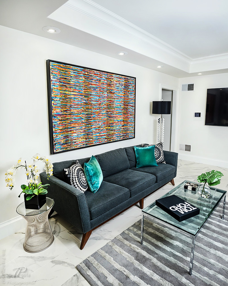 Imagen de sala de estar abierta moderna pequeña con paredes blancas, suelo de mármol, televisor colgado en la pared y suelo blanco