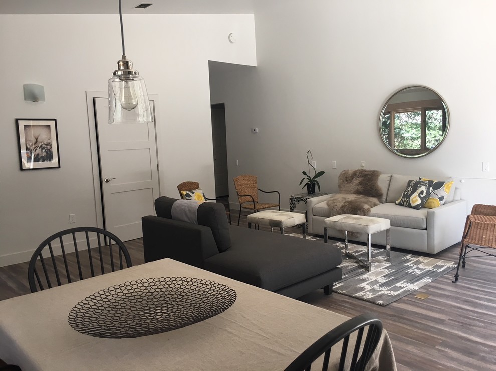 Foto di un grande soggiorno contemporaneo chiuso con pavimento in vinile, TV a parete e pavimento grigio