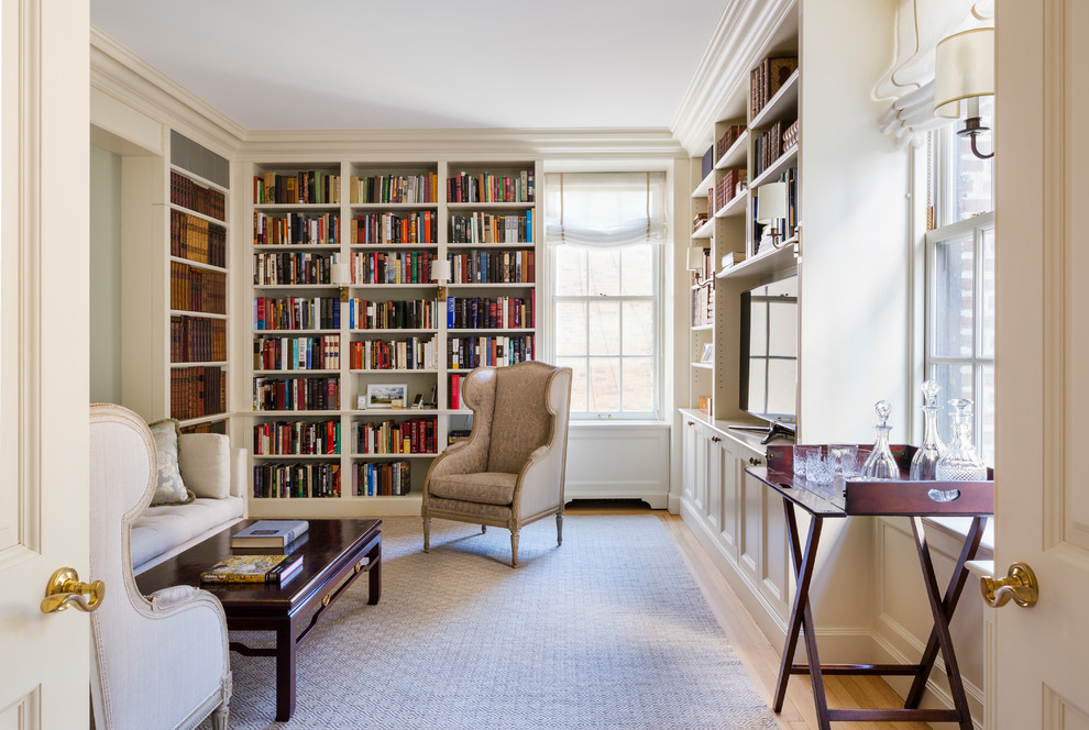 Esempio di un soggiorno chic chiuso con libreria, pareti verdi, parquet chiaro, TV autoportante e pavimento beige