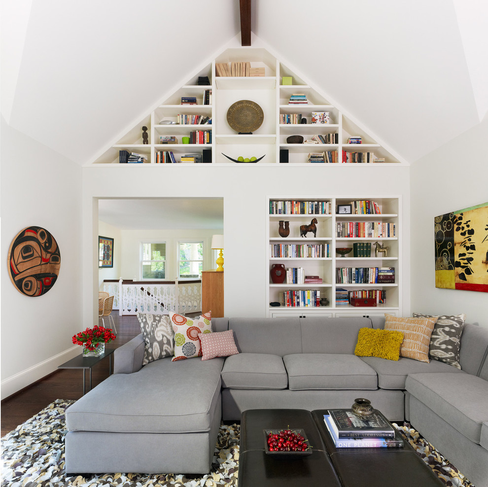 Modelo de sala de estar tradicional renovada con paredes blancas, suelo de madera oscura y pared multimedia
