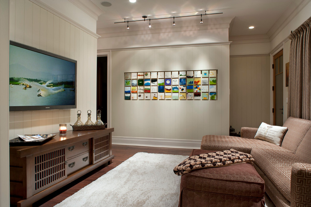 На фото: изолированная гостиная комната в классическом стиле с бежевыми стенами, темным паркетным полом и телевизором на стене с