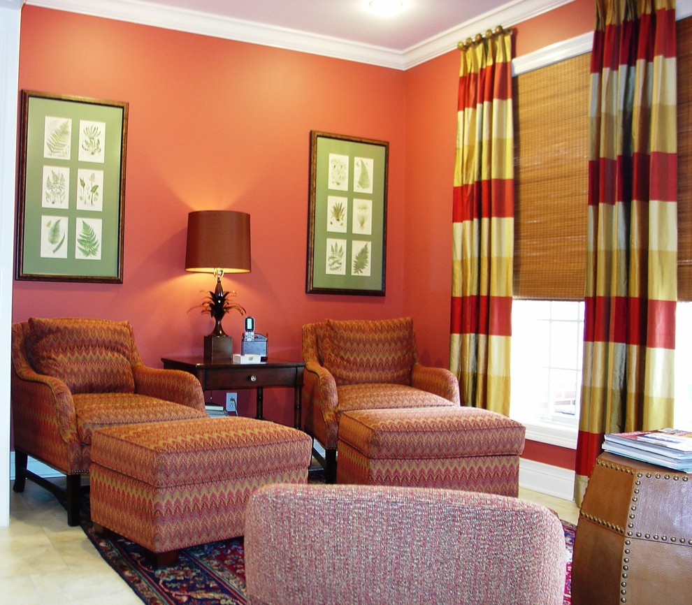Offenes Klassisches Wohnzimmer mit roter Wandfarbe und Porzellan-Bodenfliesen in Little Rock