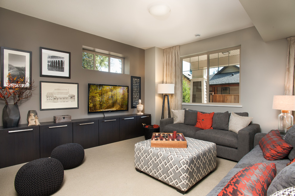 Immagine di un soggiorno design con pareti grigie, moquette e TV a parete