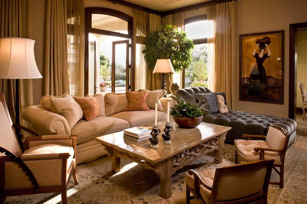 Modelo de sala de estar tradicional con paredes beige