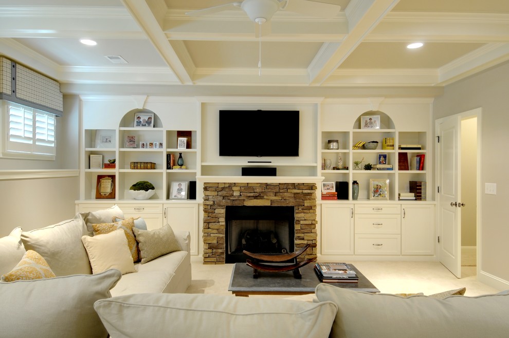 Idée de décoration pour une salle de séjour tradition avec un manteau de cheminée en pierre, une cheminée standard, moquette et un mur blanc.