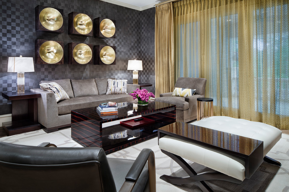 Modelo de sala de estar abierta clásica renovada grande sin chimenea con paredes grises