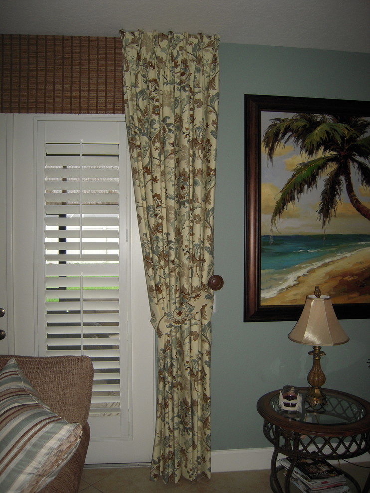Foto di un soggiorno tropicale di medie dimensioni e aperto con pareti blu, moquette e TV autoportante