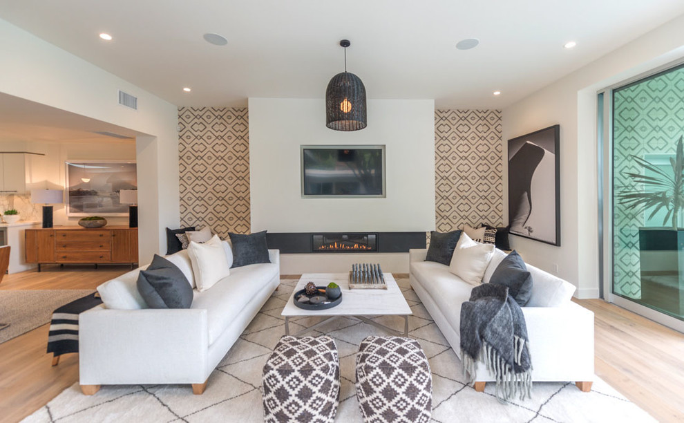 Ispirazione per un soggiorno minimalista aperto con pareti multicolore, parquet chiaro, camino lineare Ribbon, TV a parete e pavimento beige