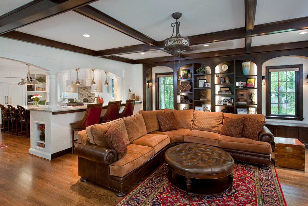 Modelo de sala de estar abierta clásica con paredes blancas y suelo de madera en tonos medios