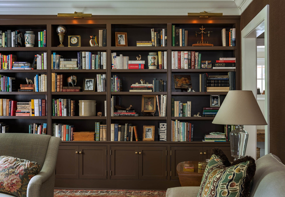 Идея дизайна: гостиная комната в стиле кантри с с книжными шкафами и полками и коричневыми стенами