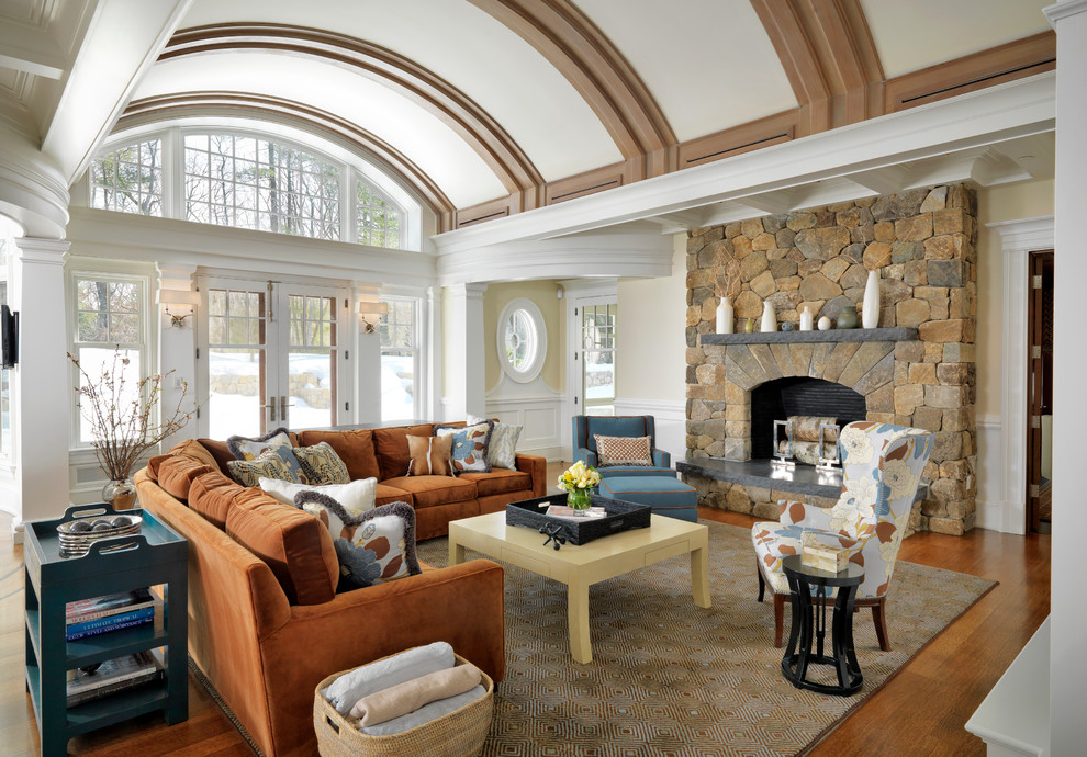 Пример оригинального дизайна: большая изолированная гостиная комната в классическом стиле с фасадом камина из камня, бежевыми стенами, паркетным полом среднего тона, стандартным камином и ковром на полу без телевизора