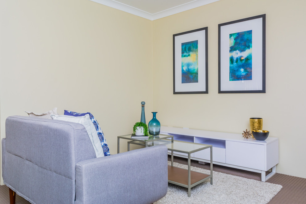 Idee per un soggiorno design di medie dimensioni e aperto con pareti beige, moquette e pavimento beige