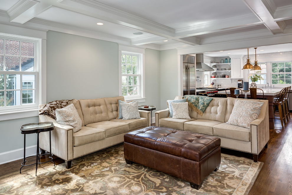 Großes, Offenes Klassisches Wohnzimmer mit grauer Wandfarbe, braunem Holzboden und braunem Boden in Washington, D.C.