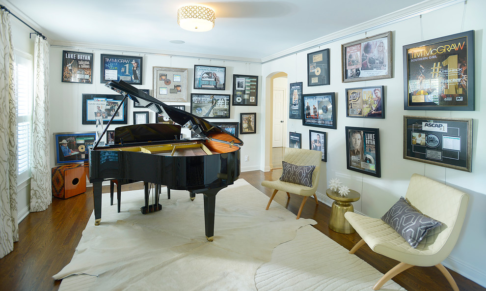 На фото: изолированная гостиная комната в классическом стиле с музыкальной комнатой, белыми стенами, темным паркетным полом и ковром на полу