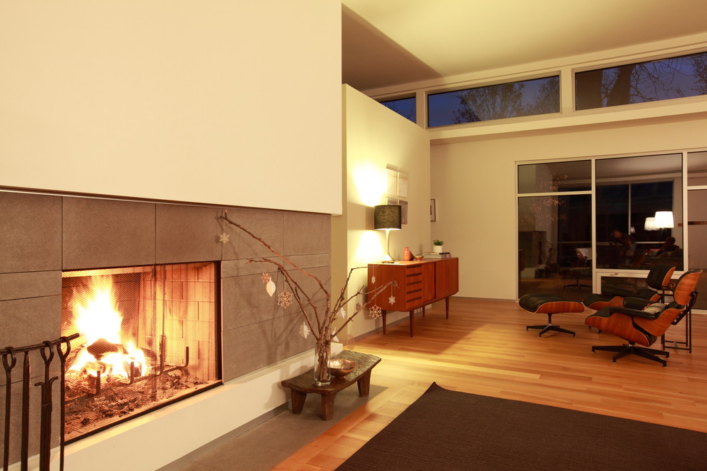Foto de sala de estar contemporánea con paredes beige, suelo de madera en tonos medios y todas las chimeneas