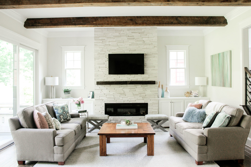 Diseño de sala de estar abierta clásica renovada de tamaño medio con paredes blancas, suelo de madera oscura, todas las chimeneas, marco de chimenea de piedra, televisor colgado en la pared y suelo marrón