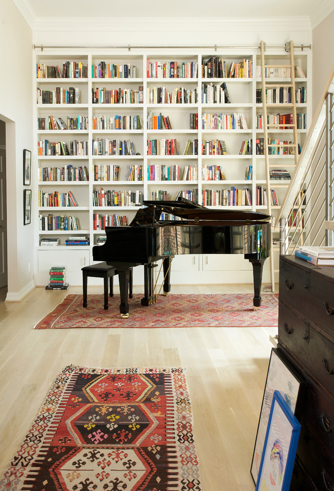 Aménagement d'une salle de séjour classique avec une bibliothèque ou un coin lecture, un mur gris et parquet clair.