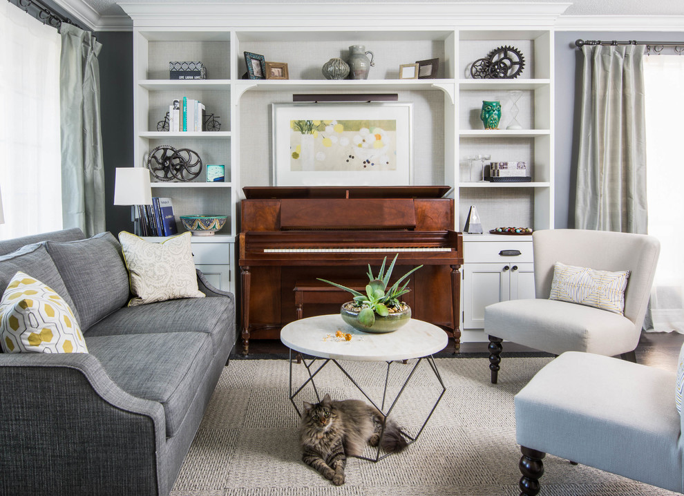 Imagen de sala de estar con rincón musical clásica renovada pequeña con paredes grises, suelo de madera oscura, suelo marrón y alfombra