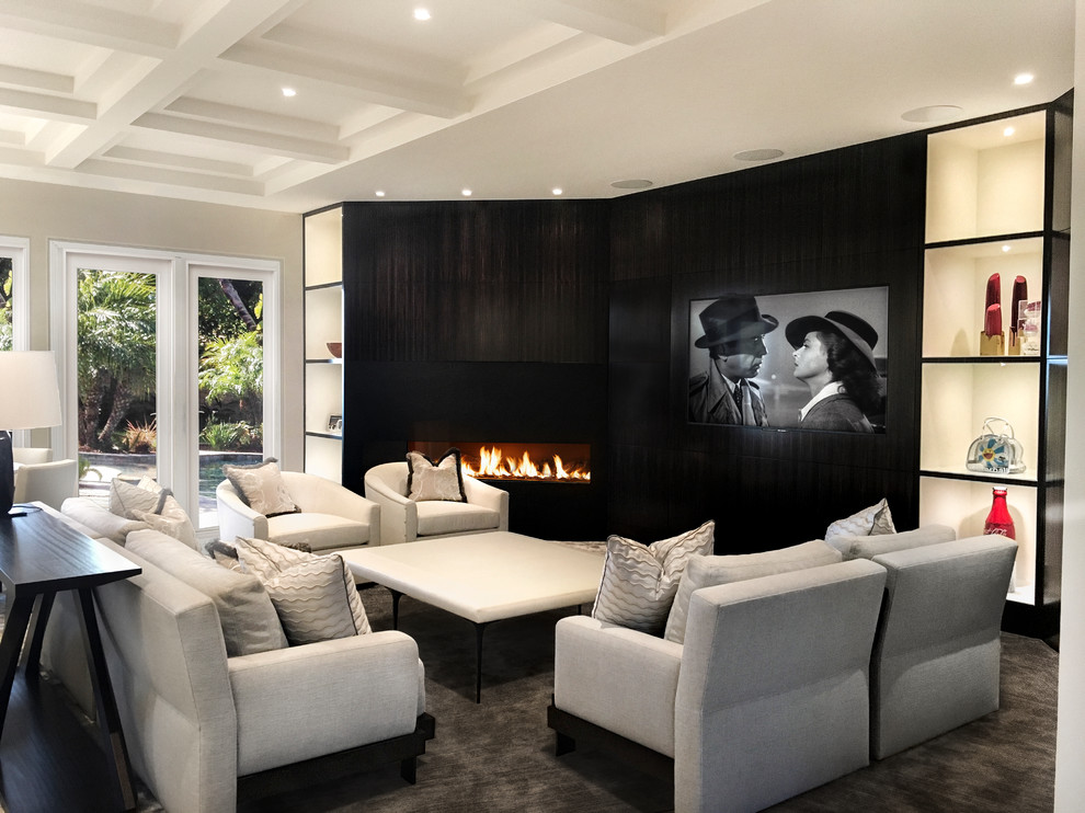 Cette image montre une grande salle de séjour design fermée avec un mur gris, moquette, une cheminée ribbon, un téléviseur encastré, un sol gris et un manteau de cheminée en métal.