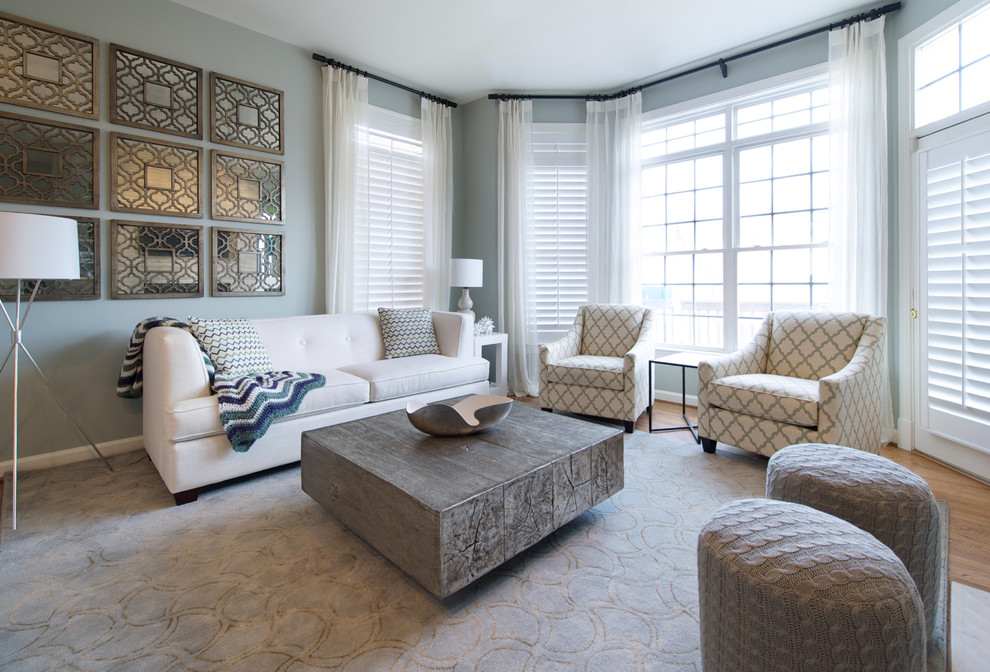 Mittelgroßes Modernes Wohnzimmer mit braunem Holzboden, TV-Wand, grauer Wandfarbe und braunem Boden in Washington, D.C.