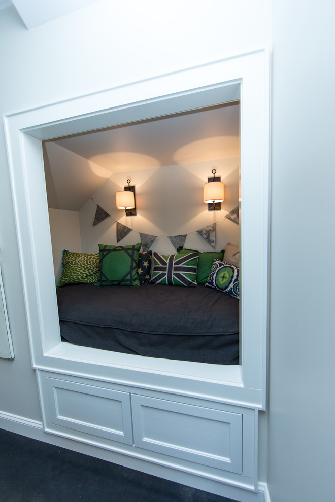 На фото: маленькая изолированная гостиная комната в стиле неоклассика (современная классика) с белыми стенами, бетонным полом и серым полом для на участке и в саду с