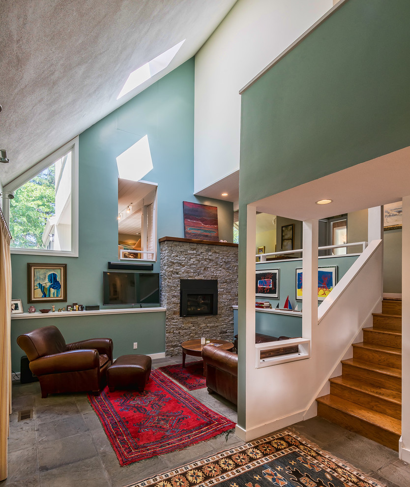 Modernes Wohnzimmer mit grüner Wandfarbe, Kamin, Kaminumrandung aus Stein, TV-Wand und braunem Boden in Boston