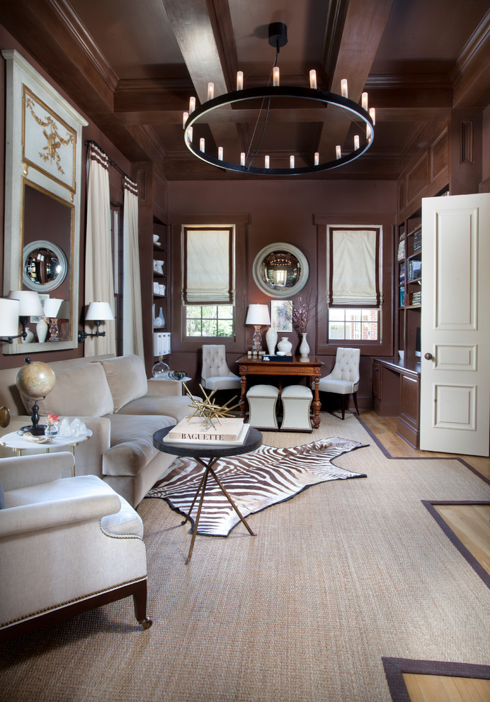 Immagine di un soggiorno tradizionale chiuso con pareti marroni e parquet chiaro