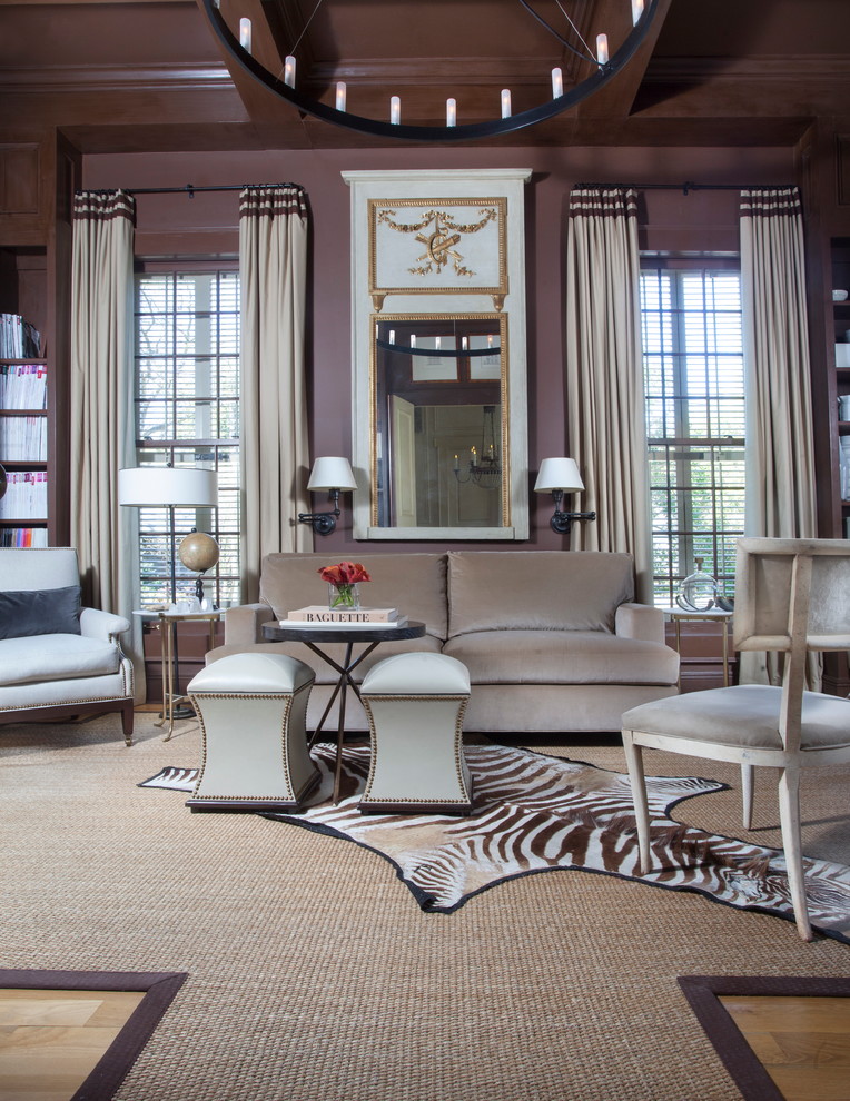 Foto di un soggiorno classico chiuso con parquet chiaro, pareti viola e tappeto