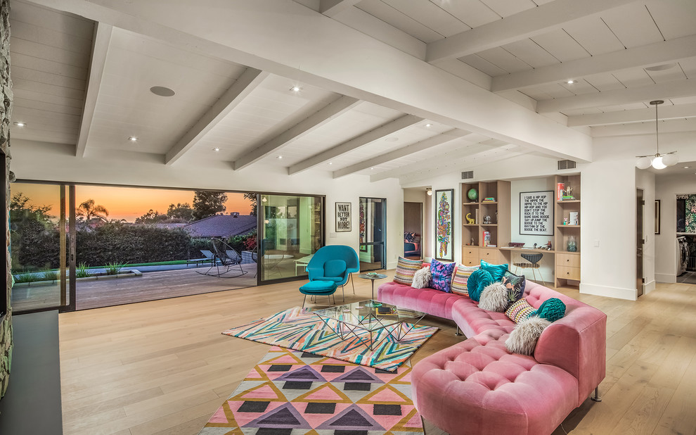 Offenes Retro Wohnzimmer mit weißer Wandfarbe, hellem Holzboden und TV-Wand in San Diego