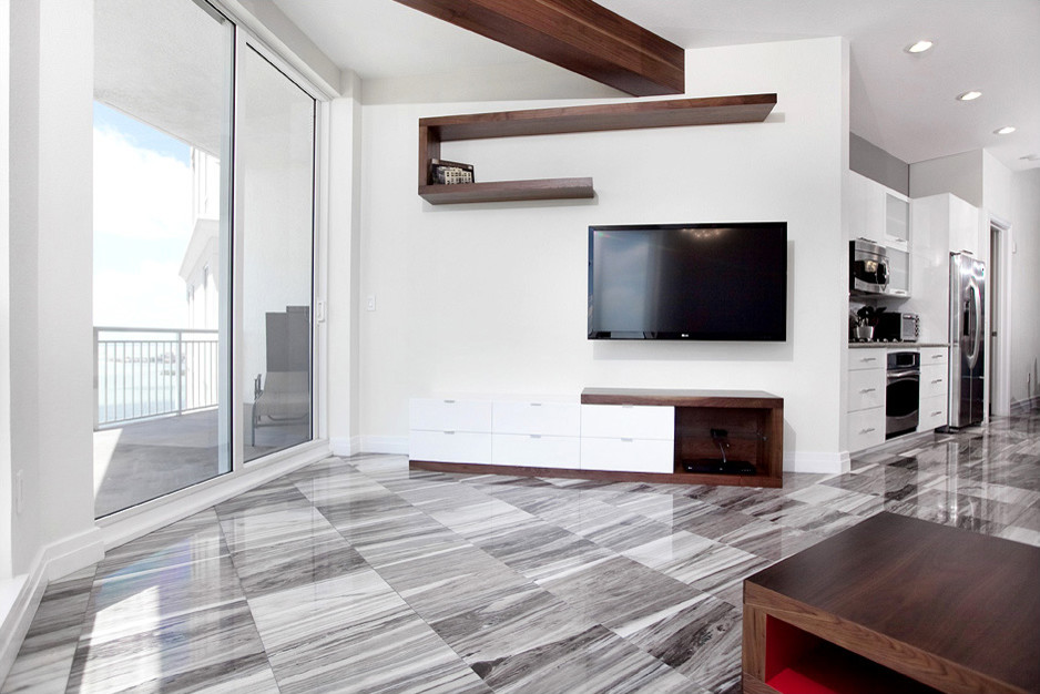 Cette photo montre une petite salle de séjour moderne ouverte avec un sol en marbre, un téléviseur fixé au mur et un sol gris.