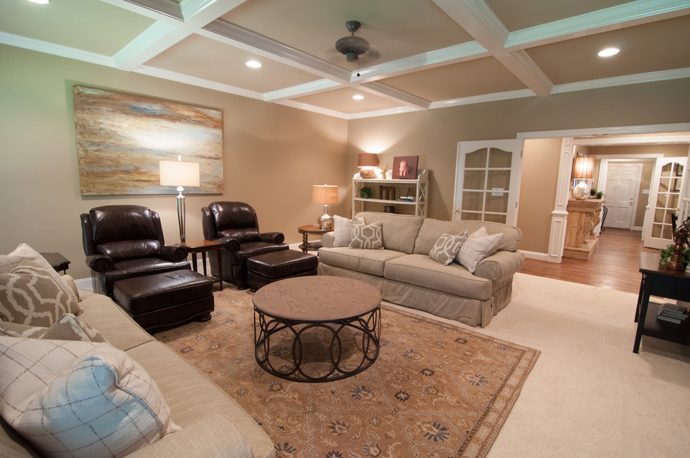 Immagine di un grande soggiorno classico chiuso con pareti beige, moquette, nessun camino e pavimento bianco