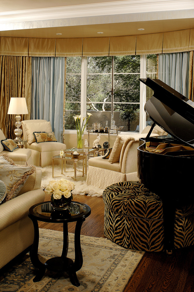 На фото: гостиная комната в классическом стиле с музыкальной комнатой и темным паркетным полом с