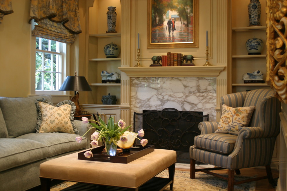 Cette image montre un salon traditionnel avec une salle de réception, un mur beige et une cheminée standard.