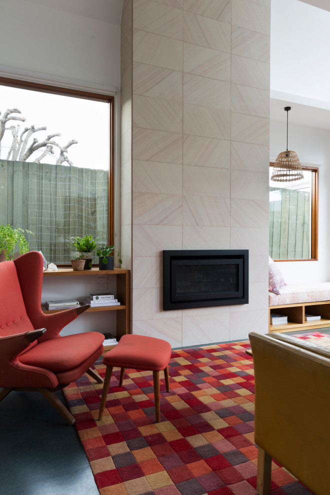 Cette image montre une salle de séjour minimaliste de taille moyenne et ouverte avec un mur blanc, un sol en linoléum, une cheminée standard, un manteau de cheminée en pierre, aucun téléviseur et un sol vert.