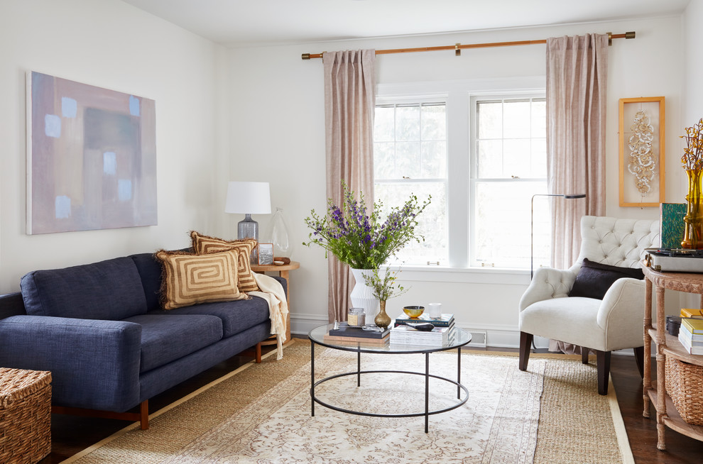 Идея дизайна: открытая гостиная комната среднего размера в стиле неоклассика (современная классика) с белыми стенами, темным паркетным полом, коричневым полом и синим диваном без камина, телевизора