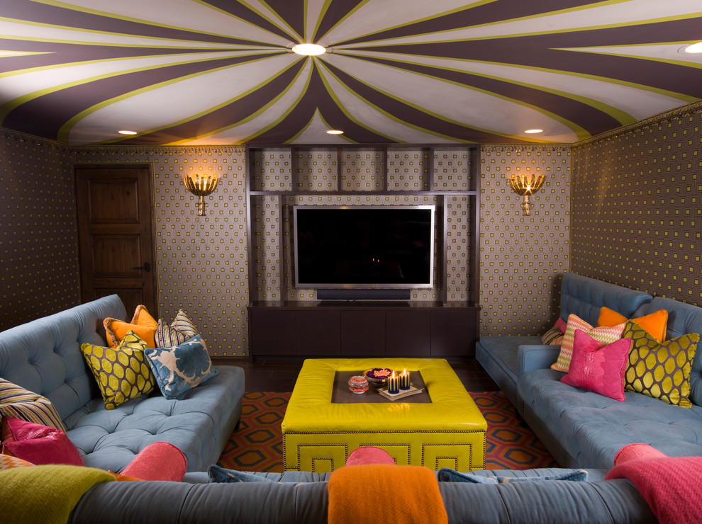 Стильный дизайн: изолированная гостиная комната в стиле неоклассика (современная классика) с темным паркетным полом, телевизором на стене и серыми стенами - последний тренд