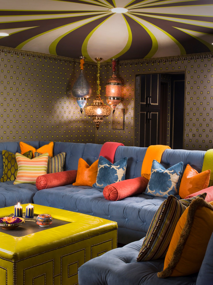Свежая идея для дизайна: изолированная гостиная комната в стиле фьюжн с коричневыми стенами - отличное фото интерьера