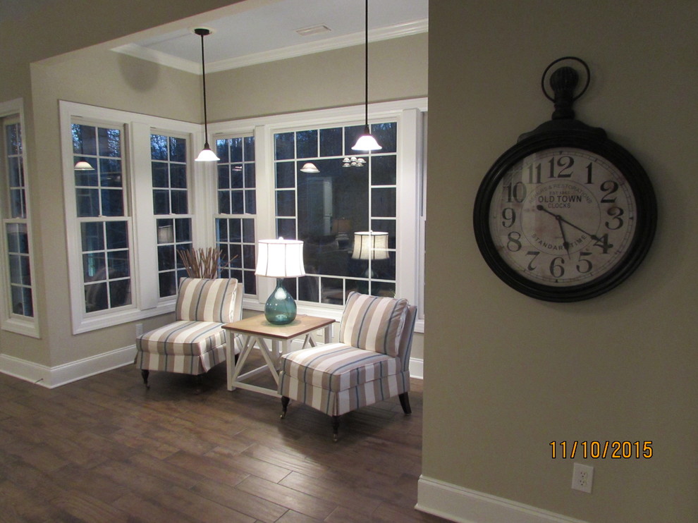Immagine di un ampio soggiorno classico aperto con pavimento in gres porcellanato, camino classico e TV a parete