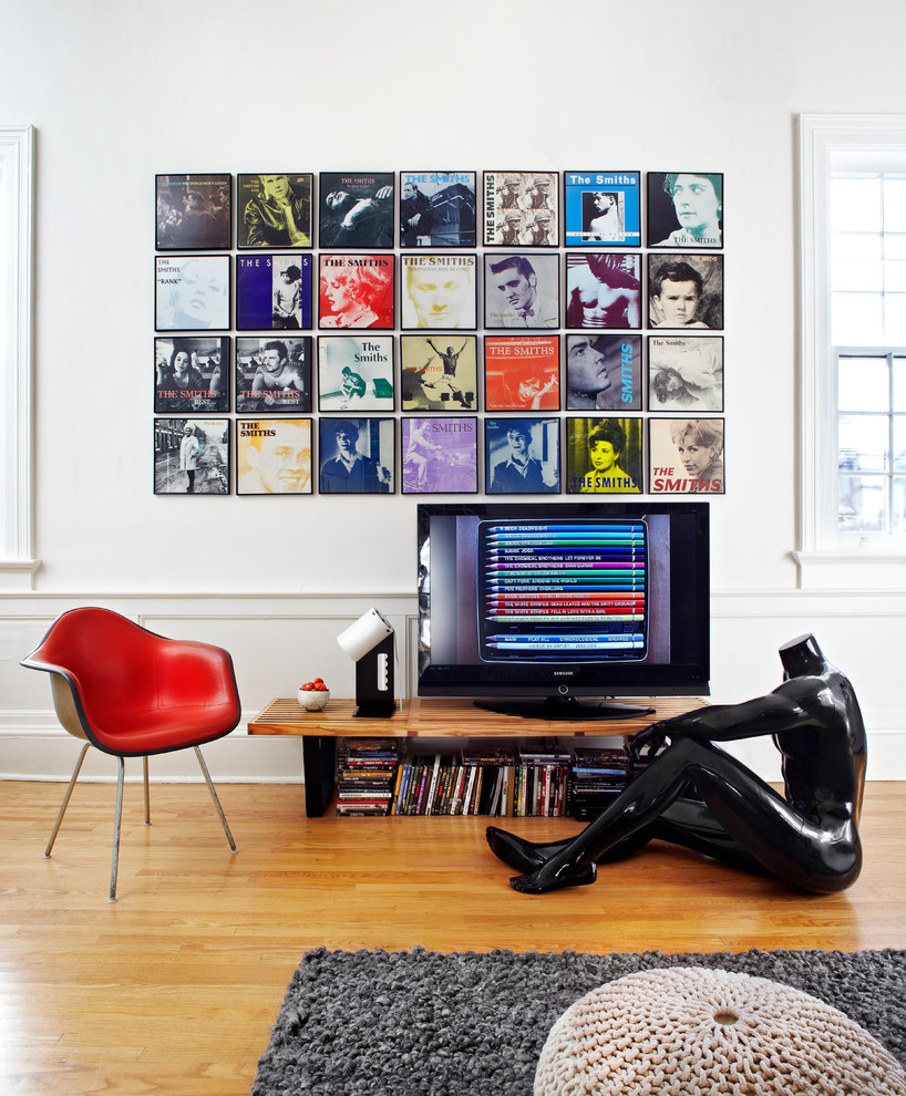 Imagen de sala de estar ecléctica con paredes blancas, suelo de madera en tonos medios y televisor independiente