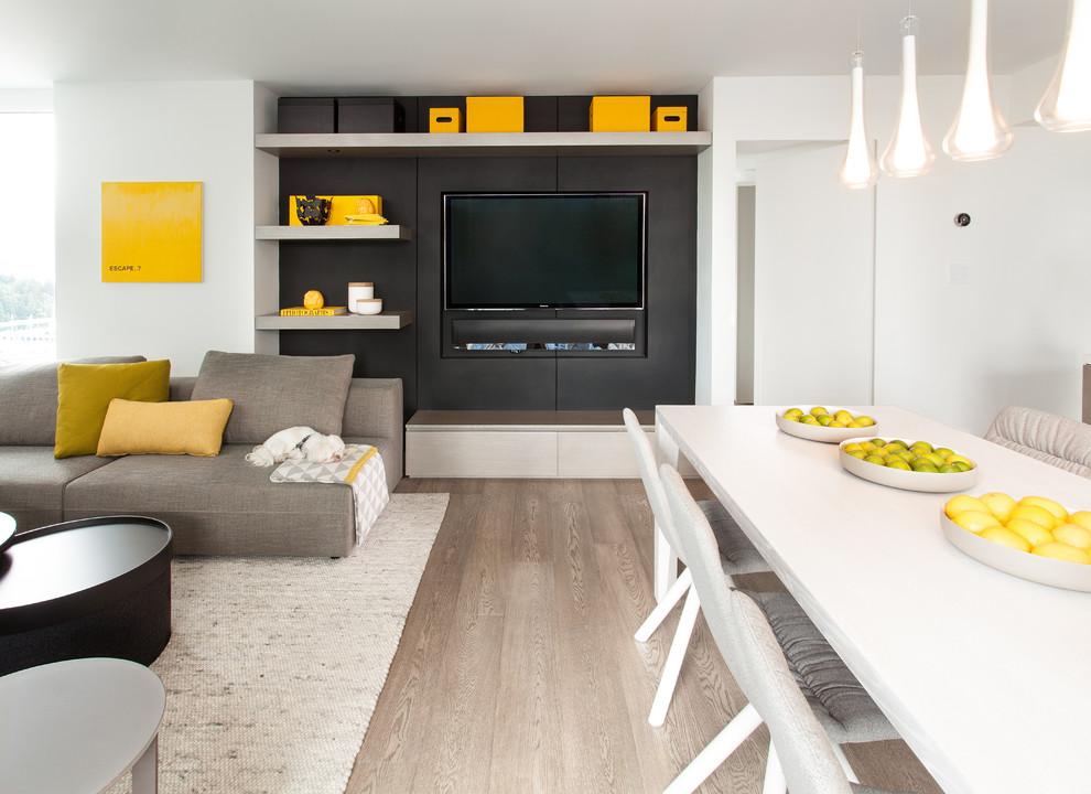 Idee per un piccolo soggiorno scandinavo aperto con pareti bianche, pavimento in legno massello medio e TV a parete