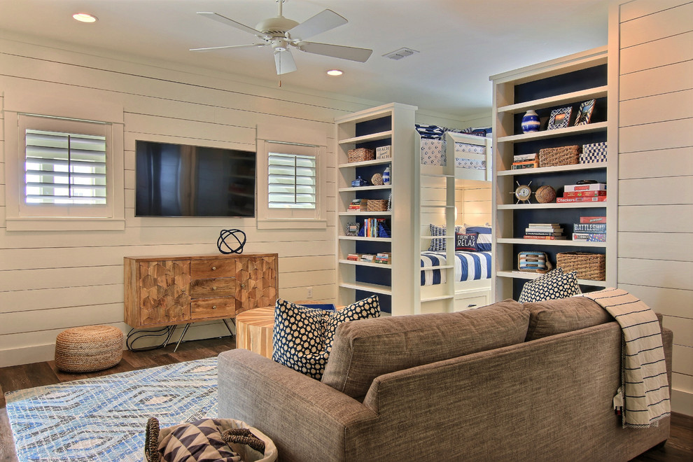 Foto di un soggiorno stile marino di medie dimensioni e chiuso con sala giochi, pareti bianche, pavimento in legno massello medio, TV a parete e pavimento marrone