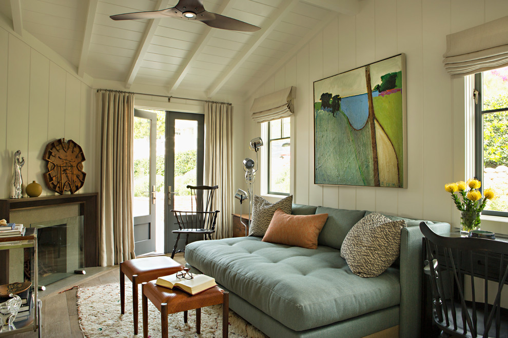 Maritimes Wohnzimmer mit weißer Wandfarbe, braunem Holzboden, Eckkamin und braunem Boden in Orange County