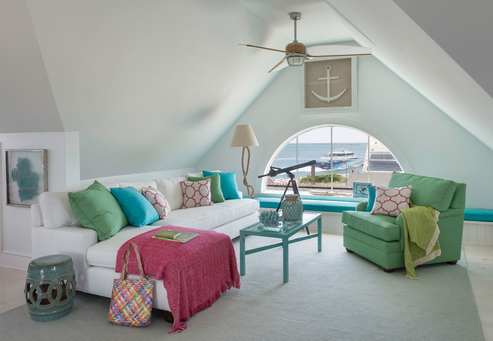 Immagine di un soggiorno stile marinaro di medie dimensioni con parquet chiaro, nessun camino, nessuna TV e pareti bianche