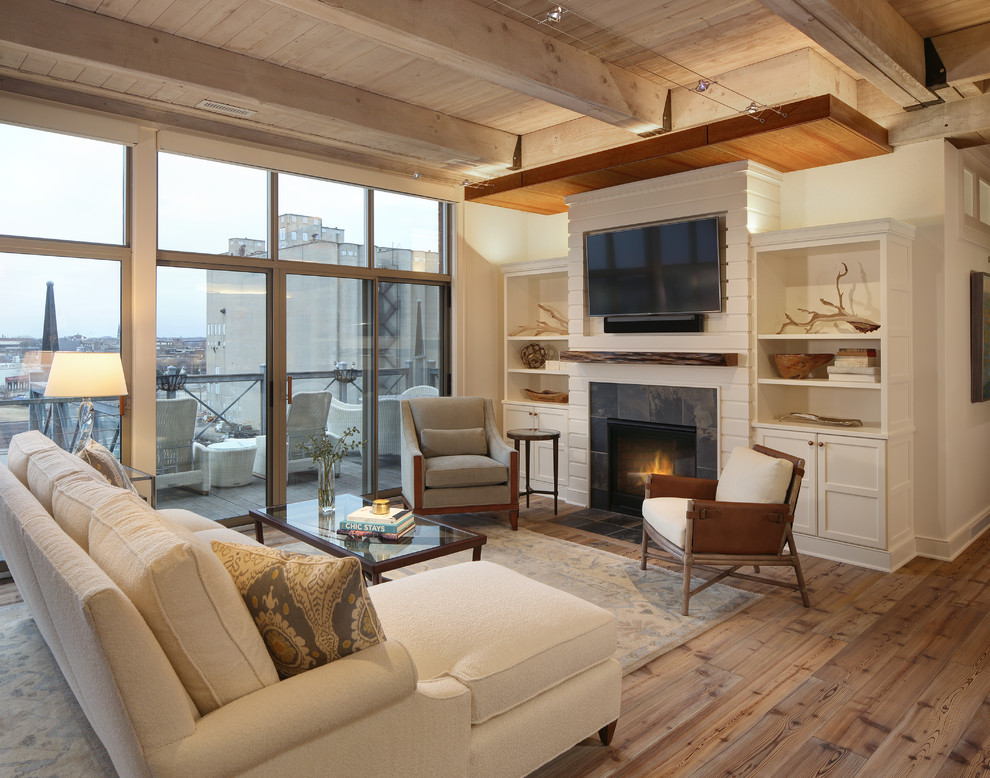 Maritimes Wohnzimmer mit weißer Wandfarbe, braunem Holzboden, TV-Wand und braunem Boden in Milwaukee